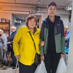 Поддержка через раздачу продуктов возвращает людям ощущение заботы и тепла Поддержка через раздачу продуктов возвращает людям ощущение заботы и тепла